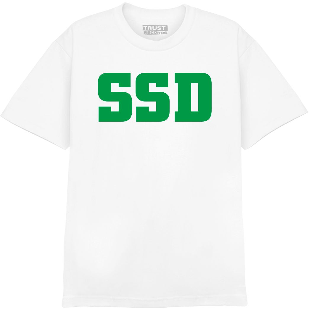 This SS Decontrol White T-Shirt showcases bold green SSD letters on the chest, making it a standout piece for any casual wardrobe.